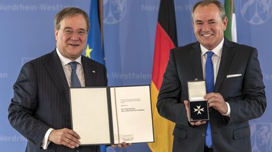 Ministerpräsident Armin Laschet zeichnet Wolfram Kons für sein Engagement für die "Stiftung RTL - Wir helfen Kindern e. V." mit dem Verdienstorden des Landes Nordrhein-Westfalen aus
