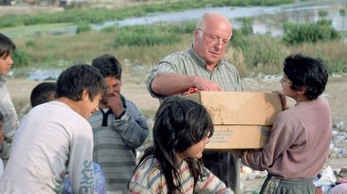 Norbert Blüm im Jahr 2000 mit Jugendlichen in Buenos Aires, Argentinien