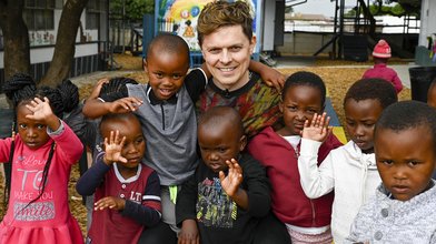 Michael Patrick Kelly im Kindergarten im Township Masakhane in Südafrika