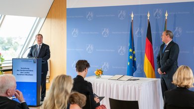 Ministerpräsident Armin Laschet zeichnet Wolfram Kons für sein Engagement für die "Stiftung RTL - Wir helfen Kindern e. V." mit dem Verdienstorden des Landes Nordrhein-Westfalen aus