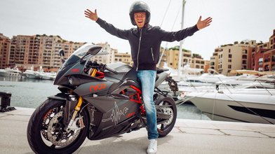 Nico Rosberg auf dem elektrischen Supersport-Motorrad der Marke Energica
