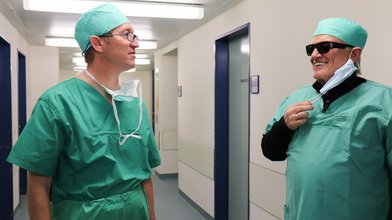 Heino mit Arzt in Düsseldorfer Augenklinik