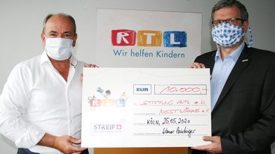 Wolfram Kons (links) und Werner Peintinger bei der Scheckübergabe