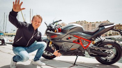 Formel-1-Weltmeister Nico Rosberg verlost Elektromotorrad für den guten Zweck