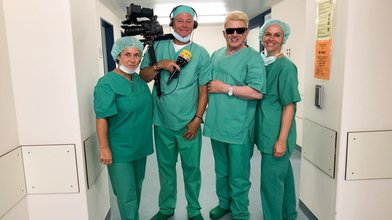 Heino mit einem OP-Team der Düsseldorfer Augenklinik.