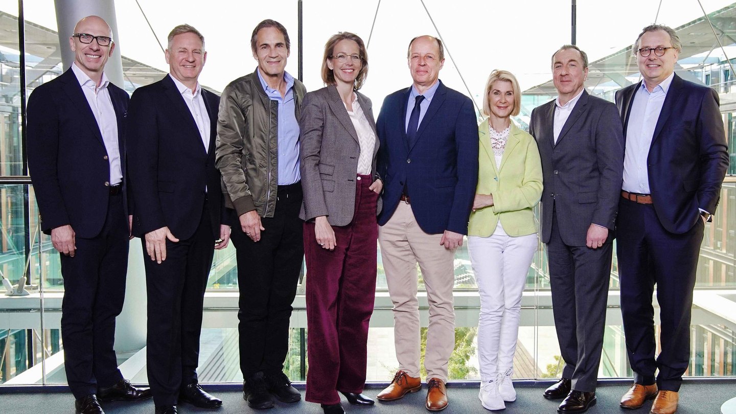  (v. li.) Jörg Löhr, Hartmut Ostrowski, Jean-Remy von Matt, Julia Jäkel, Prof. Dr. Friedrich Christian Rieß, Dr. Brigitte Mohn, Musa Dağdeviren, Dr. Lutz Meyer 